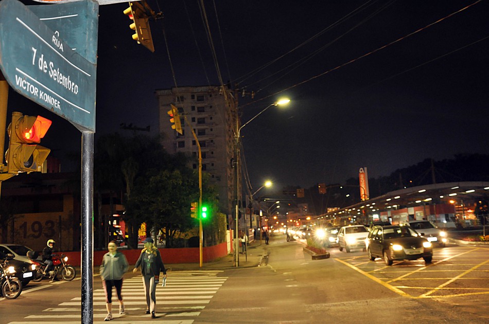 Rua 7 de setembro recebe melhoria na iluminação pública