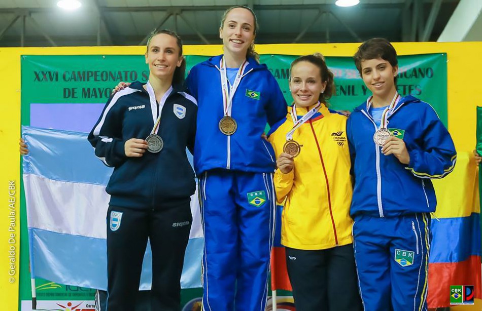 Blumenauense é campeã no Sul-Americano de karatê