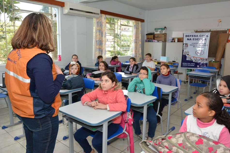 Programa Defesa Civil na Escola chega à EBM Prof. João Joaquim Fronza