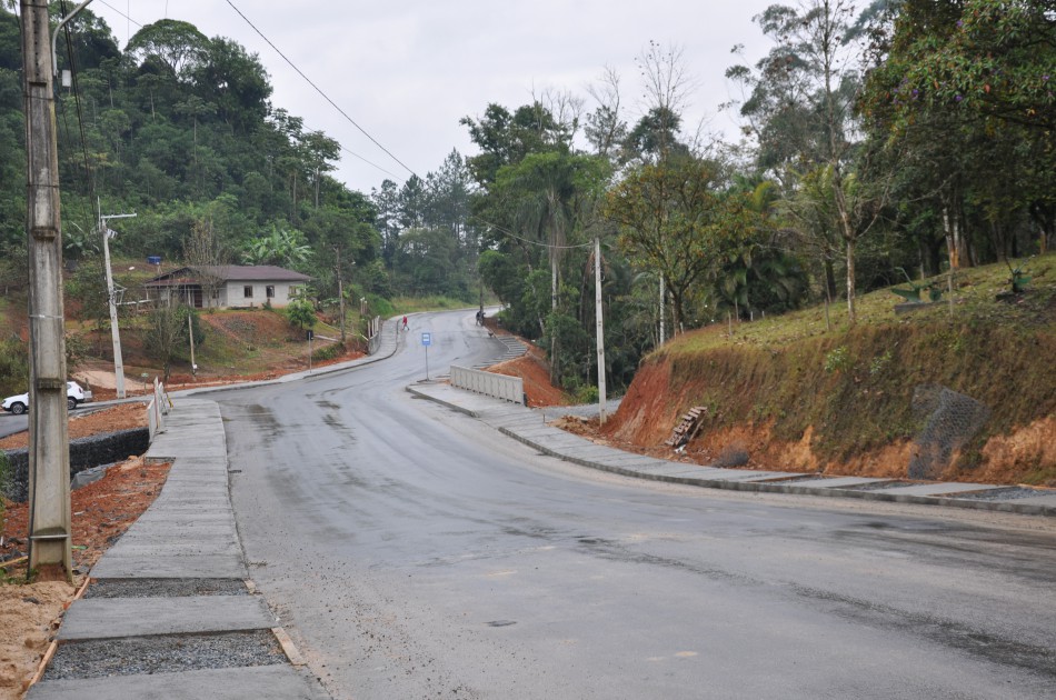 Prefeitura entrega pavimentação e nova ponte da Rua Professor Jacob Ineichen 
