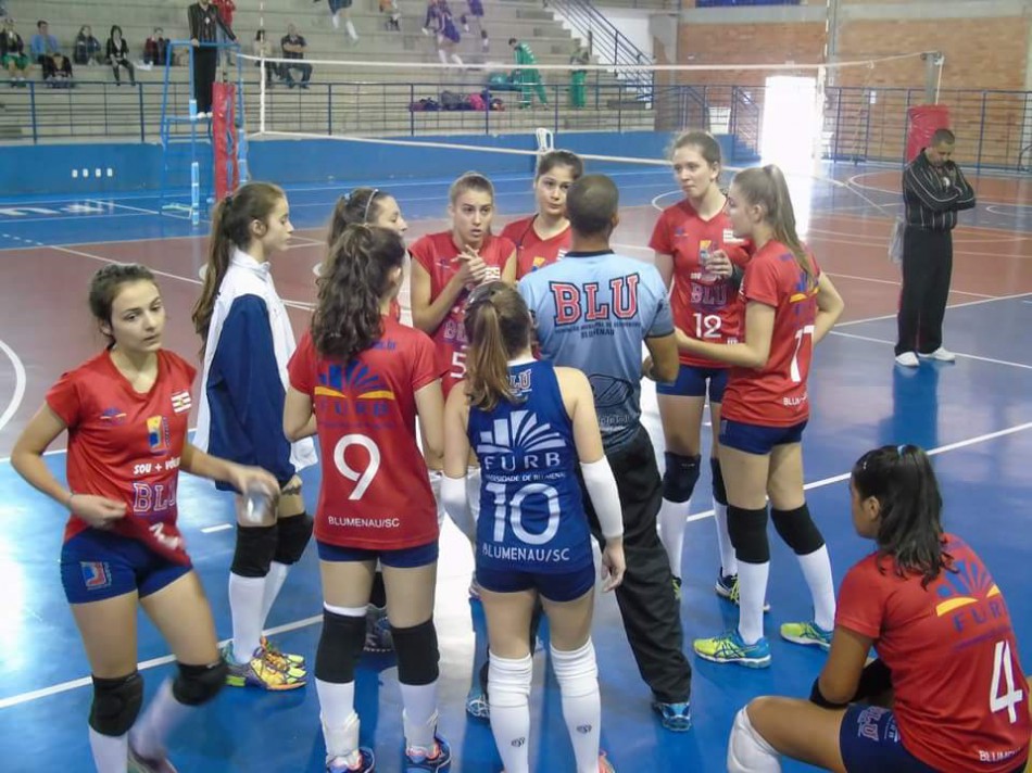 Blumenau disputa segunda etapa da Aevi de vôlei