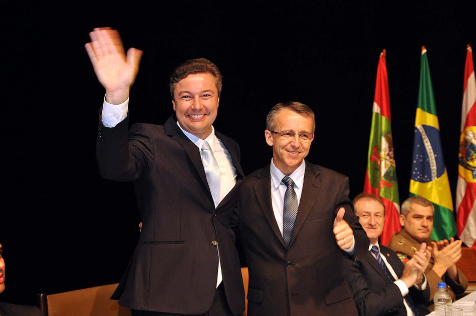 Prefeito e vice-prefeito são empossados neste domingo