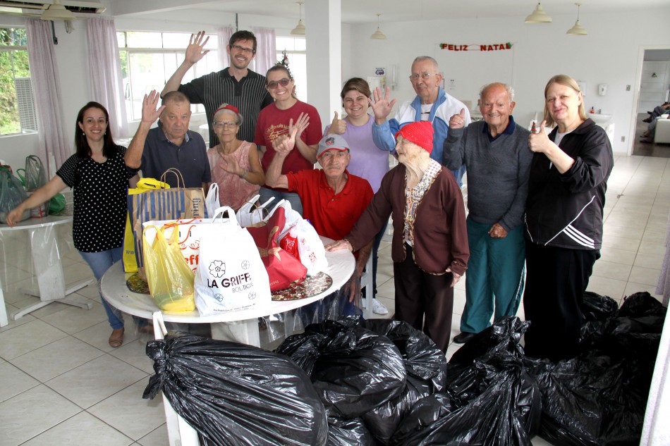 Programa de Bandas e Fanfarras entrega alimentos arrecadados em concerto