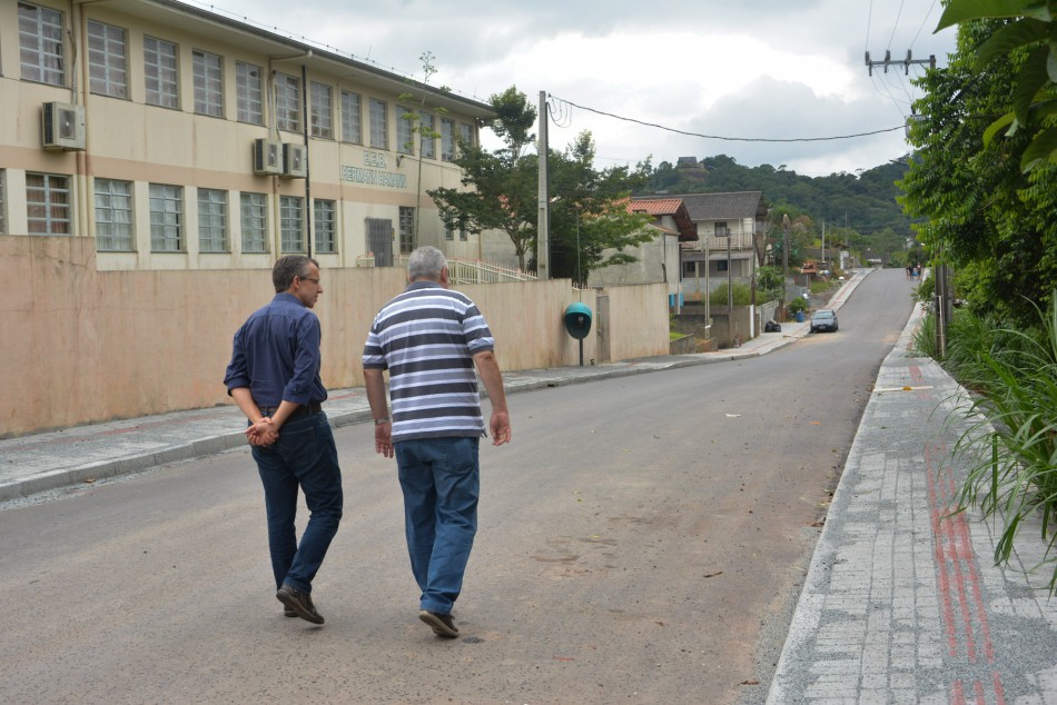 Prefeito em exercício e secretário vistoriam andamento de obras no município