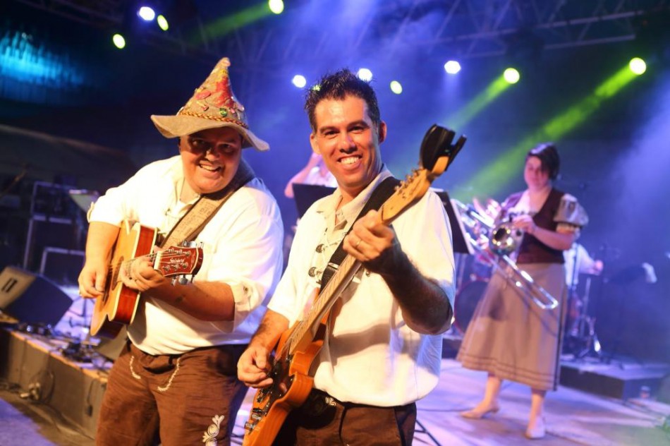 Champagne e Banda do Barril agitam a Sommerfest