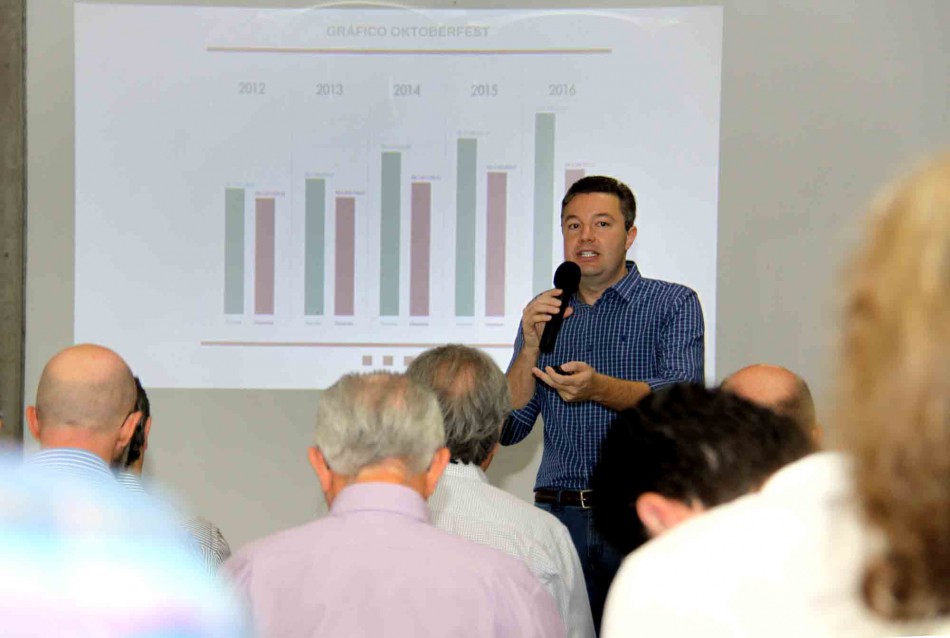 Em coletiva, prefeito anuncia superávit da 33ª Oktoberfest 