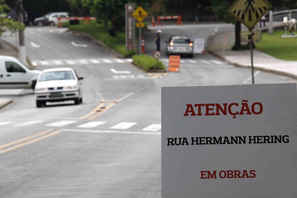 Rua Hermann Hering tem trânsito liberado das 20h às 8h, no sentido Centro