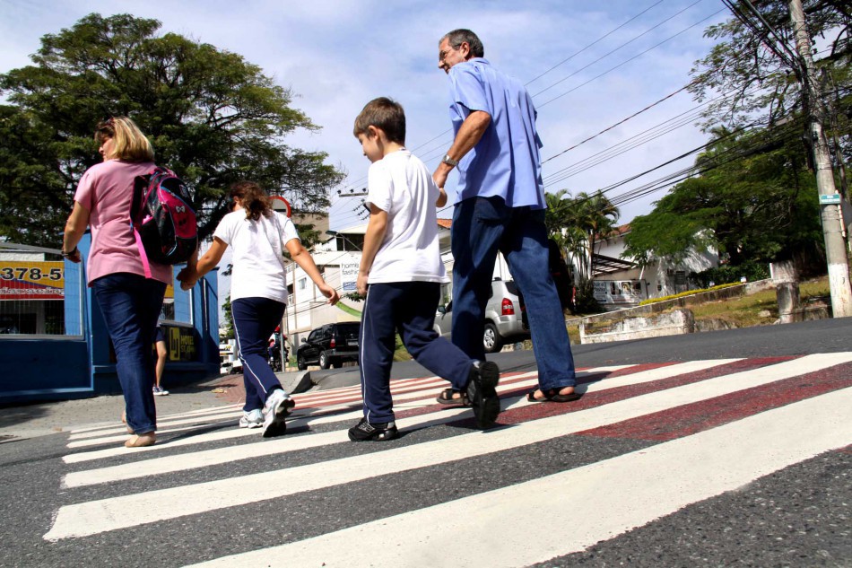 Prefeitura realiza pintura de faixas de pedestres visando o início do ano letivo