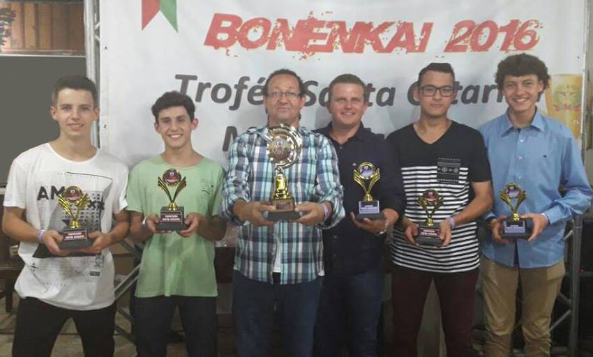 Karatecas de Blumenau recebem o Troféu Santa Catarina de Mérito Esportivo