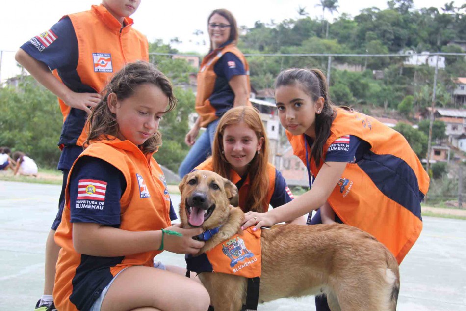 Pedagogia Hospitalar leva mascote Mayla ao Hospital Santo Antônio