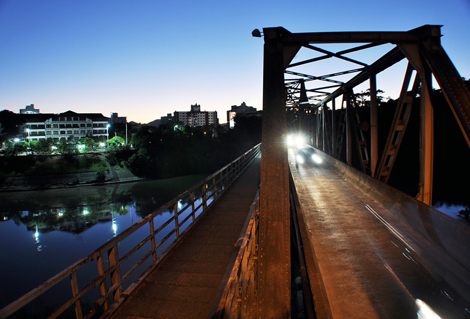 Modernização da iluminação da Ponte de Ferro segue até sábado