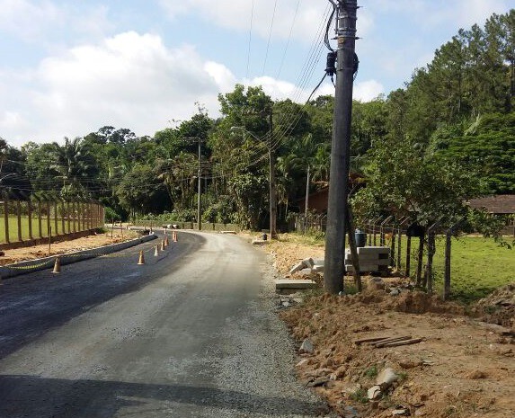 Prefeitura inicia execuções de asfalto na Rua Prof. Hermann Lange