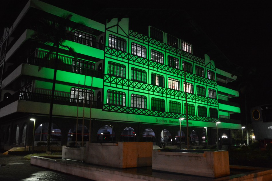 Prefeitura recebe iluminação especial em alusão ao Junho Verde