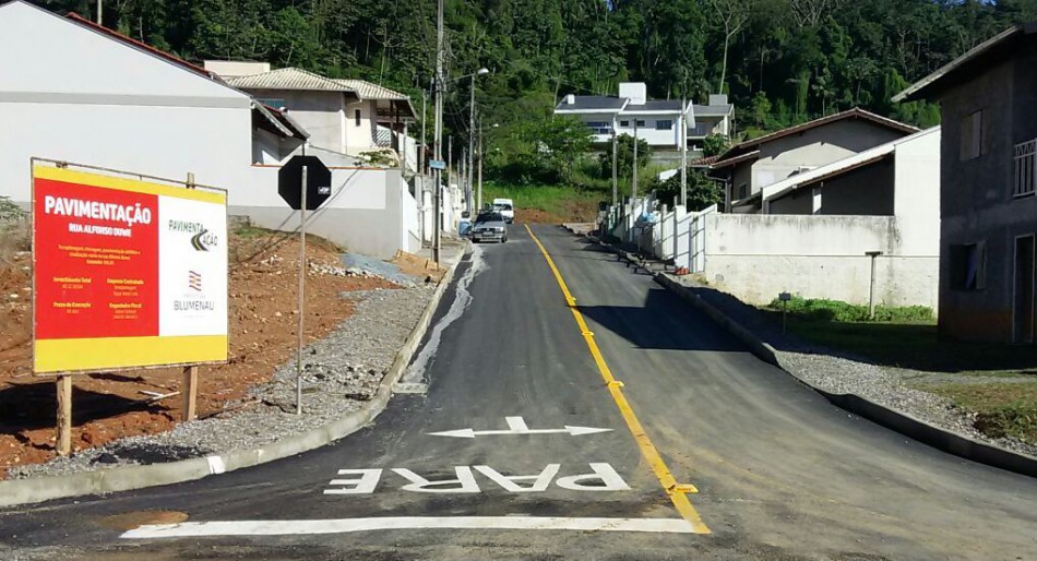 Prefeitura entrega pavimentação asfáltica na Itoupavazinha