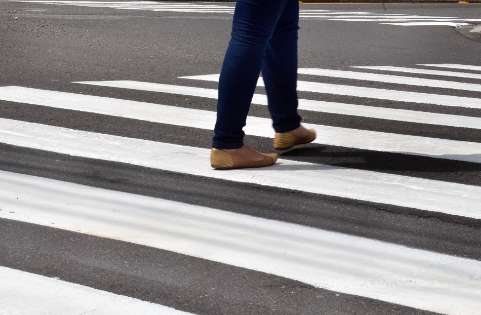 Prefeitura realiza pintura de faixa de pedestres