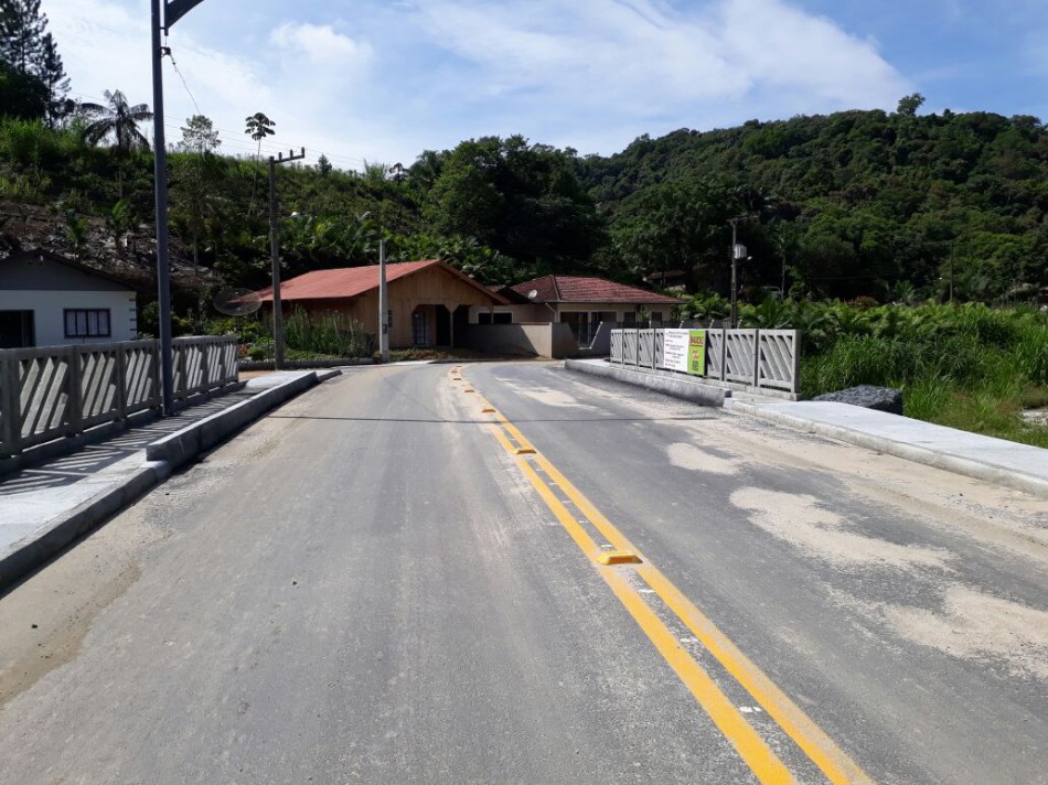 Prefeitura entrega ponte de concreto na Vila Itoupava
