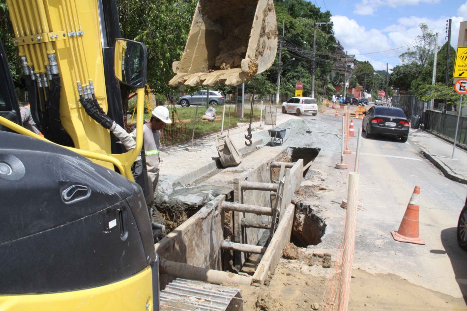 Obras de implantação da nova rede de água na Rua Hermann Hering estão em fase final