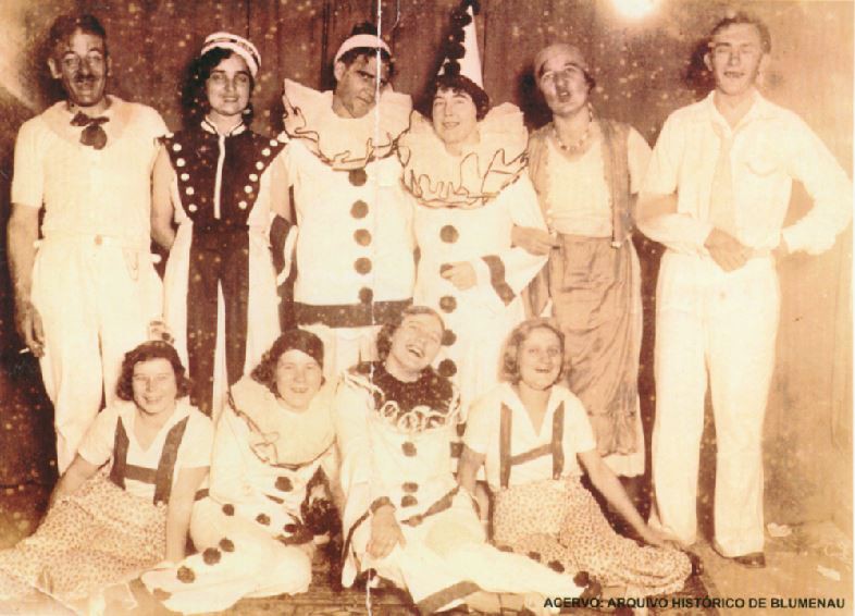 Memória Digital: fantasias carnavalescas