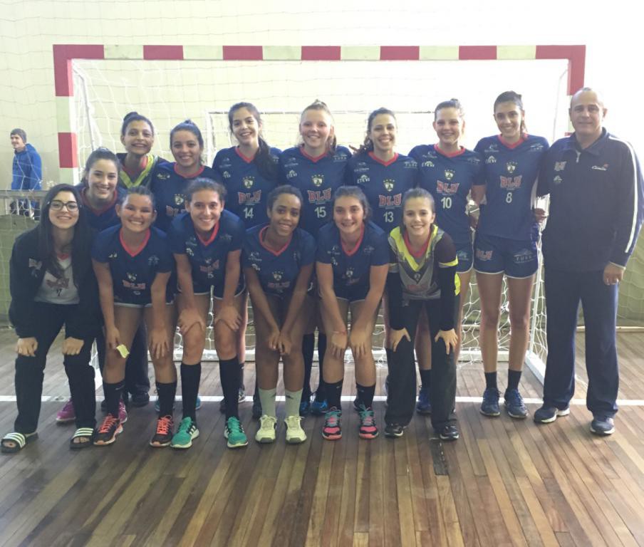 Equipe infantojuvenil de handebol feminino abre temporada com vitória