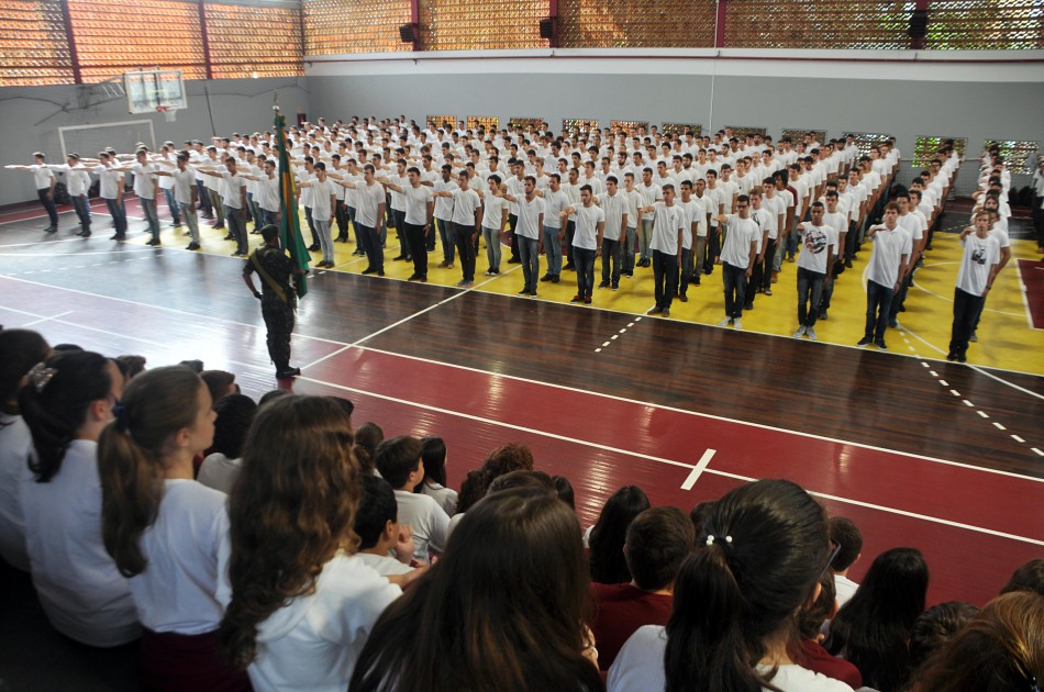 Mais de 300 jovens participam de juramento à bandeira nesta quarta-feira