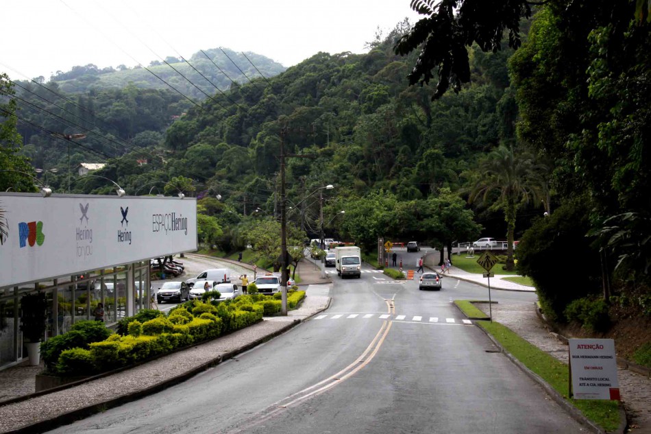 Rua Hermann Hering fica em meia pista nesta segunda-feira