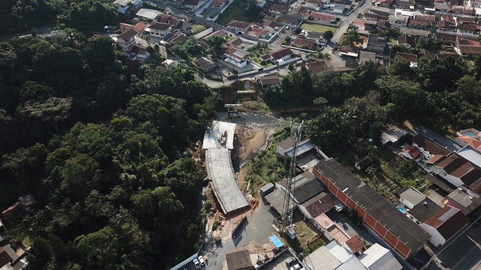 Nova ponte do bairro Progresso tem laje de um dos lados concretada nesta semana
