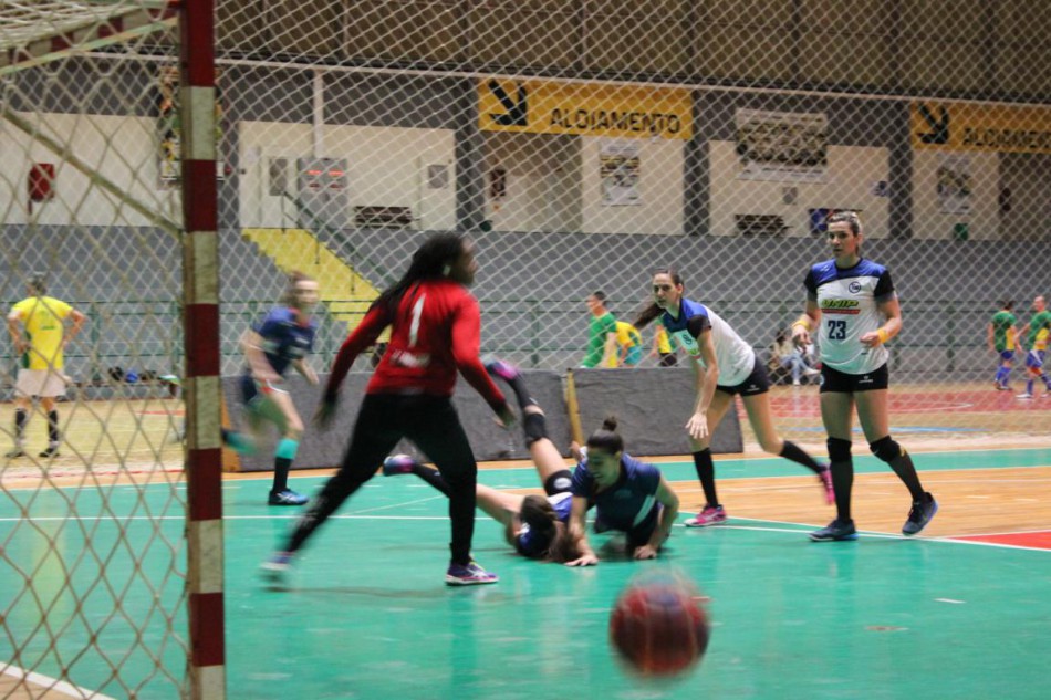 Handebol de Blumenau vence e fica a um passo das semifinais