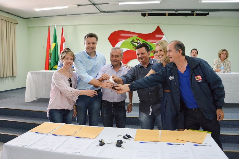 Blumenau recebe 4 ambulâncias e convênio para novo AG na saúde