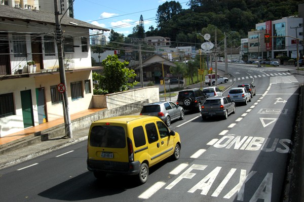 Avenida Martin Luther fica em meia pista nesta quinta-feira