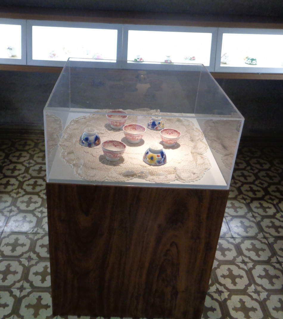 Cofre do Museu de Hábitos e Costumes expõe coleção de bibelôs
