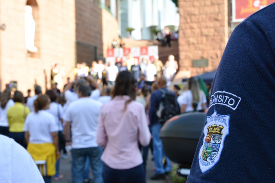 Evento no Centro de Blumenau alerta para atitude consciente no trânsito
