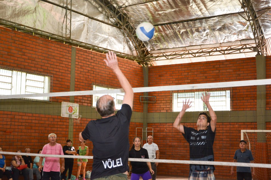 Vôlei adaptado é uma das modalidades dos Jogos da Terceira Idade