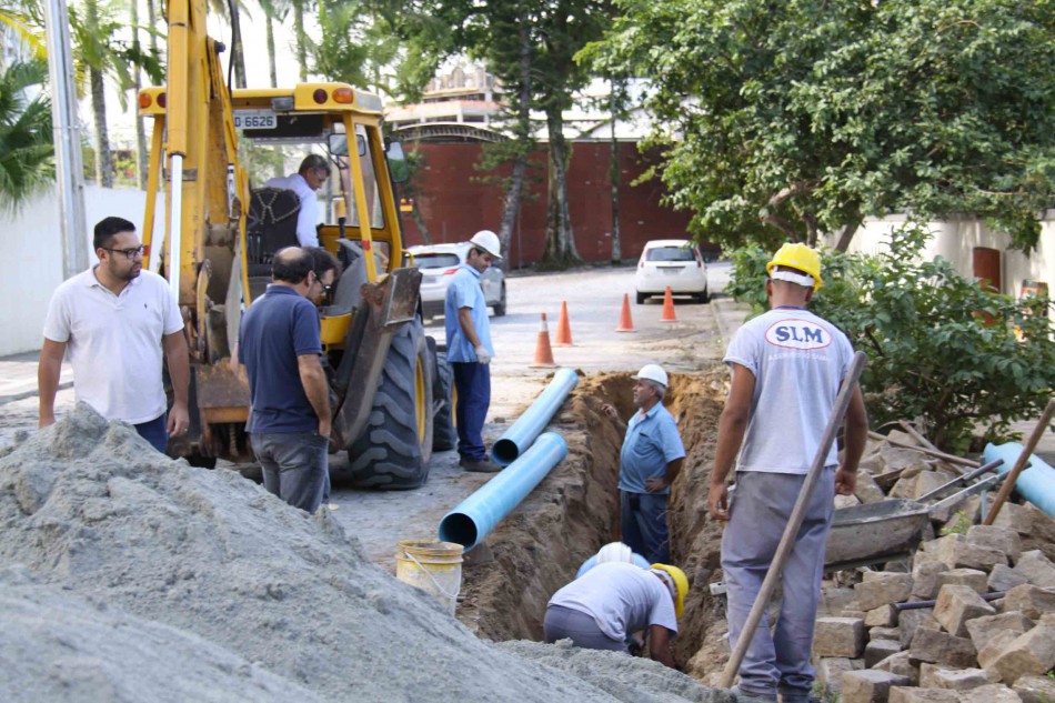 Comitiva acompanha obras de implantação das redes de água