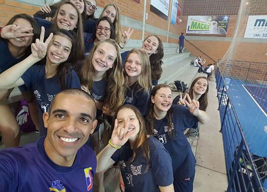 Vôlei infantil feminino disputa torneio internacional no RS
