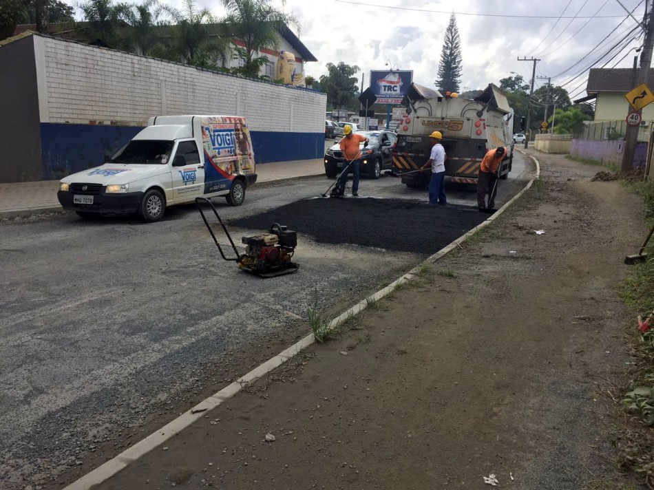 Prefeitura recupera diversas ruas neste sábado