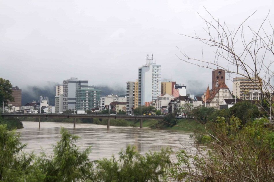 Nível do Rio Itajaí-Açu fica abaixo da previsão divulgada no início da tarde