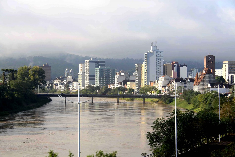 Rio Itajaí está baixando mas Defesa Civil de Blumenau segue em alerta