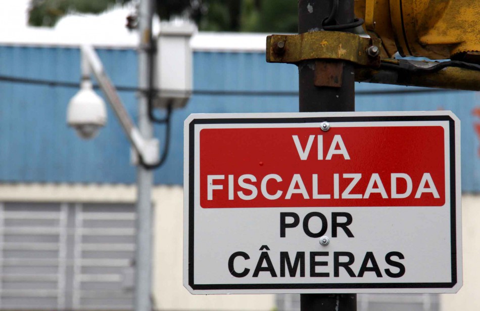 Sancionada lei que propõe foto junto à notificação por videomonitoramento