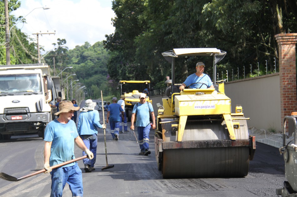 Prefeitura executa camada asfáltica na Rua Ewaldo Jansen