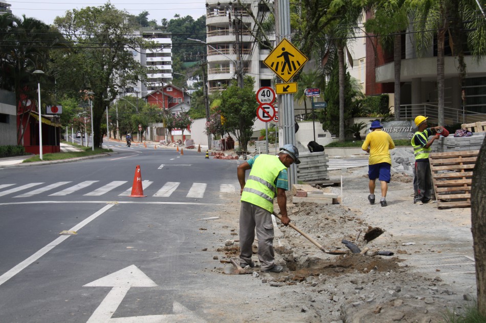 Novas calçadas e ciclovias do Centro estão 65% executadas