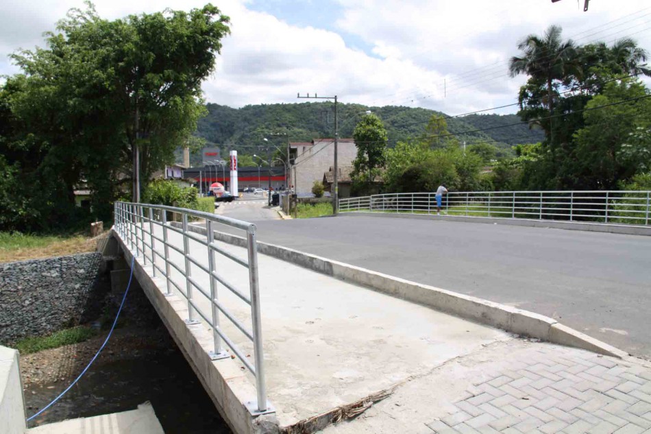 Nova ponte da Velha Central recebe guarda-corpo 