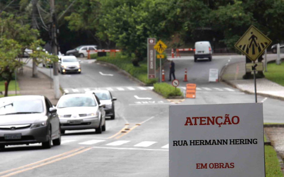 Serviços de implantação da nova rede de água continuam na Rua Hermann Hering