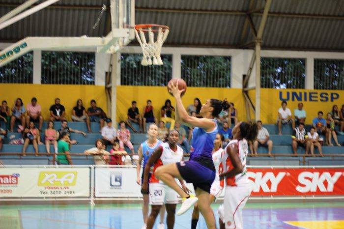 Basquete de Blumenau vence a terceira na Liga Feminina