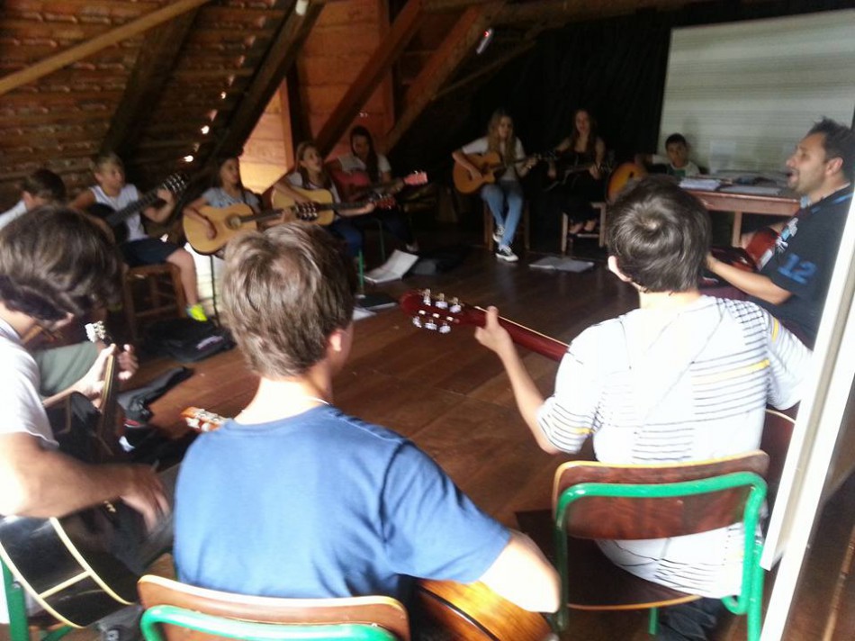 Centro Cultural da Vila Itoupava oferece aula gratuita de violão