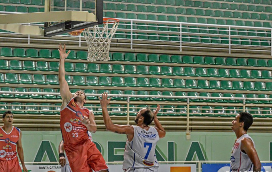 Basquete conquista a sétima vitória consecutiva na Liga Ouro