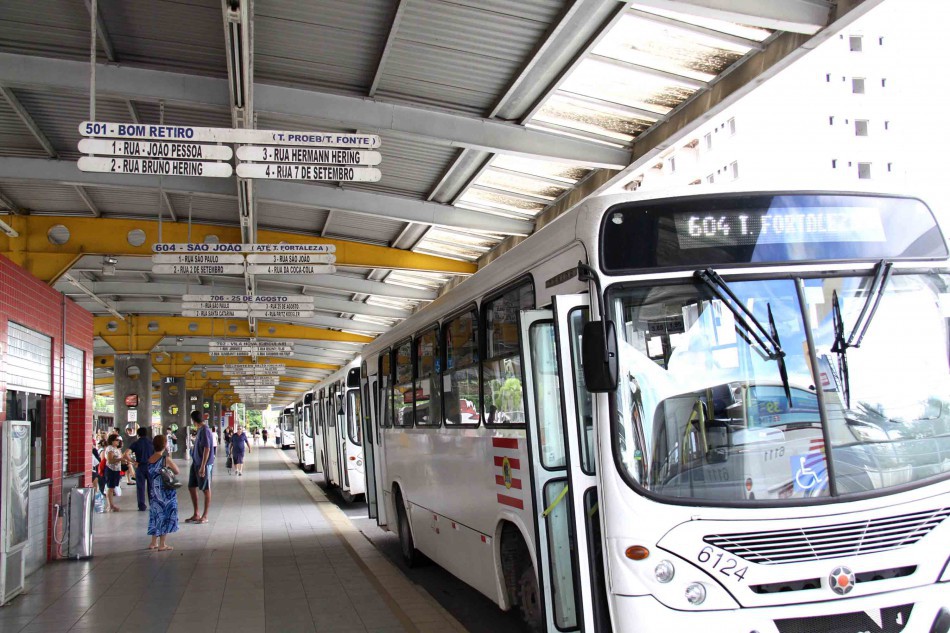 Obra de esgoto modifica trânsito e linha 604 neste sábado