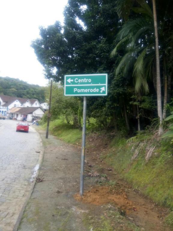 Prefeitura implanta placas de sinalização viária na Vila Itoupava