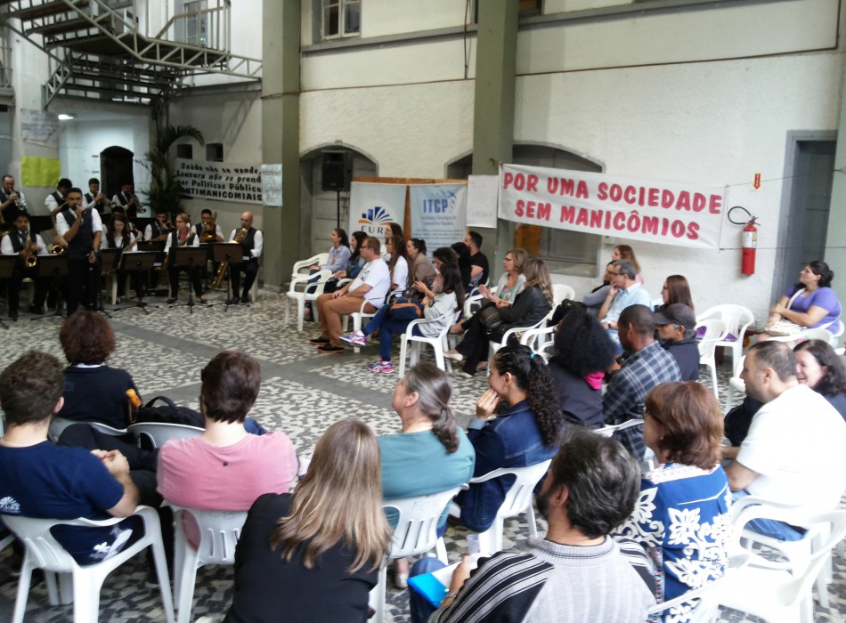 Dia da Luta Antimanicomial leva alegria à FCBlu