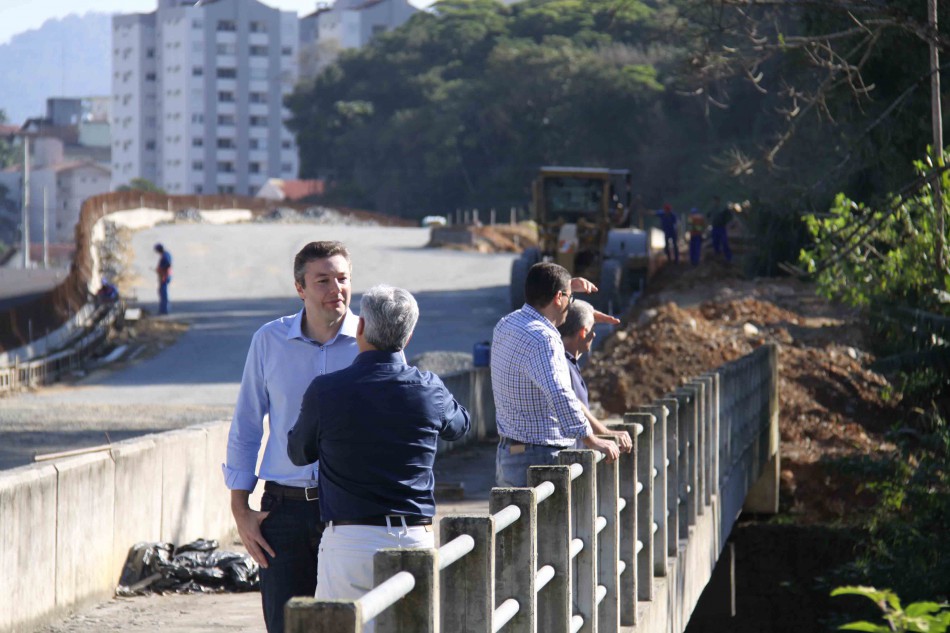 Comitiva vistoria obras do prolongamento da Rua Humberto de Campos