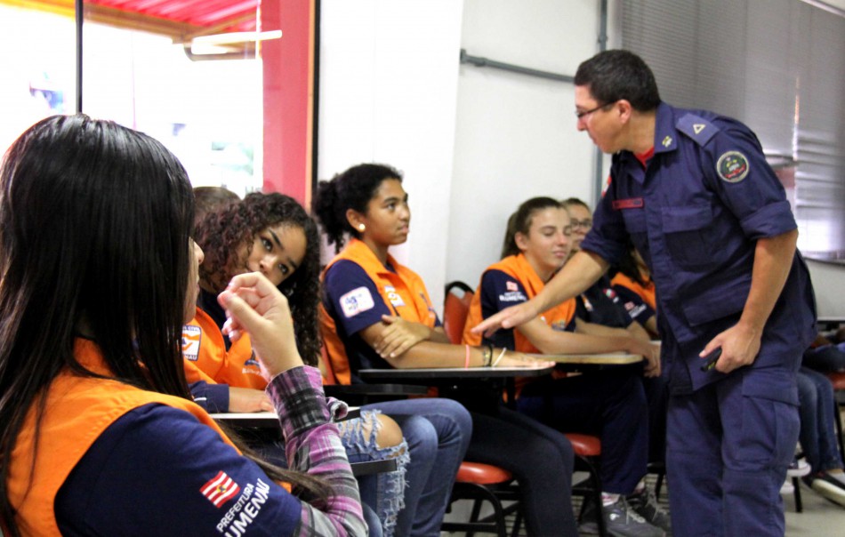 Agentes Mirins têm aula de primeiros socorros nos Bombeiros